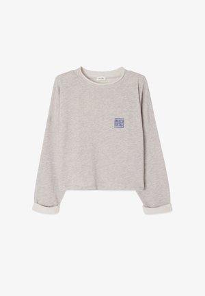 Sudadera gris recortada hecha de una tela suave. Presenta un cuello redondo, mangas largas con puños enrollados y un pequeño logo azul en el frente.