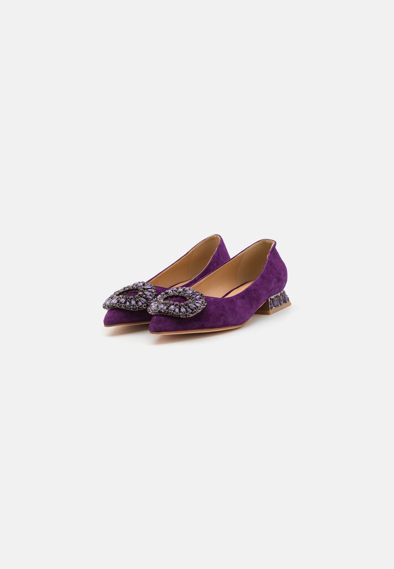 Alma En Pena Ballerine Suède Violet I23118 Avec Ornement Circulaire Et Talon Strass
