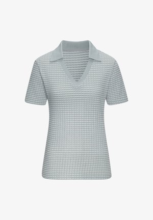 Polo en tricot bleu clair avec un col en V, des manches courtes, un motif texturé et un col contrastant. Tissu lisse avec un design subtil.