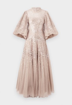 Vestido largo sin mangas en un beige claro con un cuerpo texturizado adornado con lentejuelas. Presenta mangas abullonadas y voluminosas y una falda fluida.