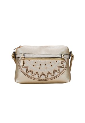 Bolso de mano metálico dorado con intrincados patrones bordados en blanco y marrón, cierre con cremallera y una correa ajustable. Forma rectangular con textura suave.