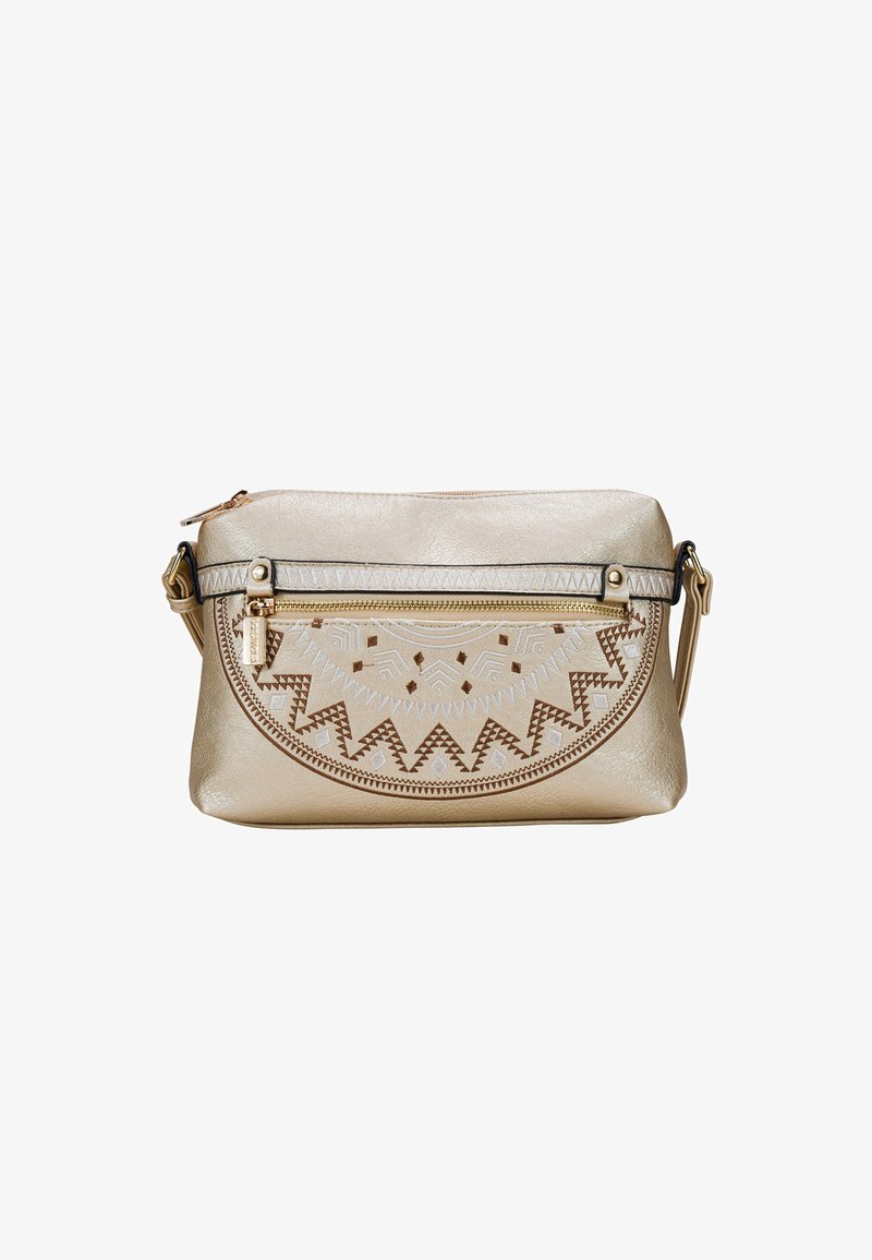 Bolso de mano metálico dorado con intrincados patrones bordados en blanco y marrón, cierre con cremallera y una correa ajustable. Forma rectangular con textura suave.