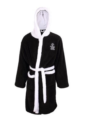 Peignoir de bain en peluche noire avec des accents blancs et une capuche, accompagné d'une ceinture et d'un design brodé, en tissu texturé et avec des manches longues.