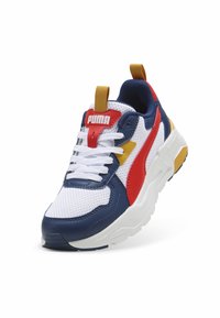 Moe moefashion sneakeril on valge võrkmaterjalist pealis, millel on tumesinised, punased ja kollased aktsendid, ning Puma logo on nähtav nii keelega kui ka kannal.