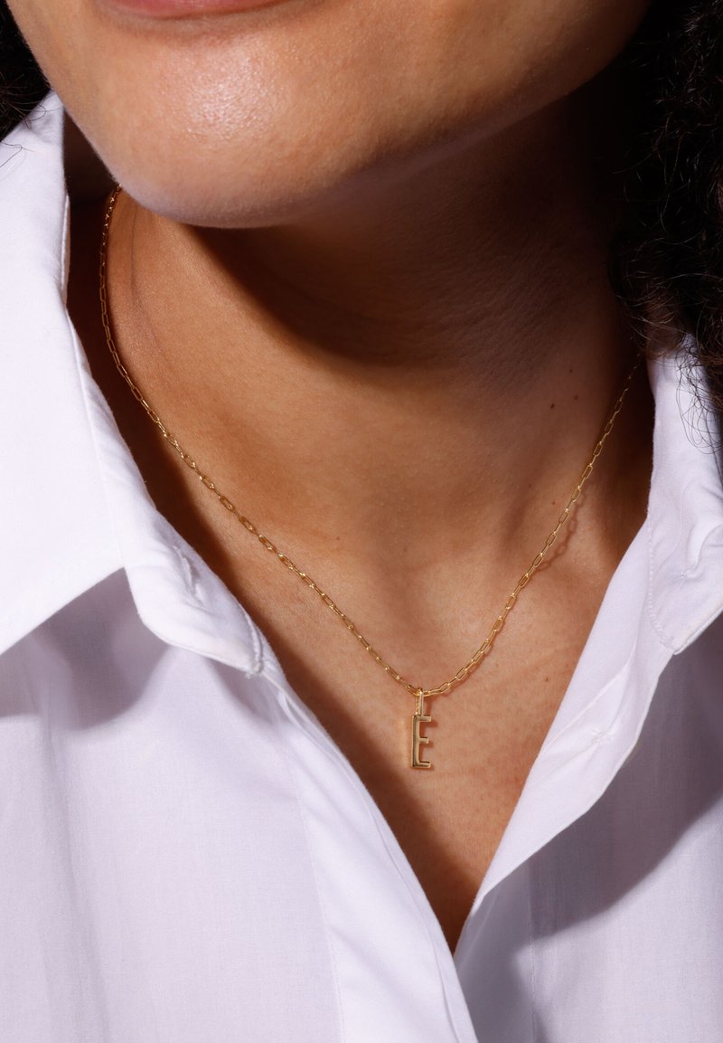 Design Letters LETTER CHARM 10MM A-Z 18K GOLD-PLATED - Berlocker - gold-coloured