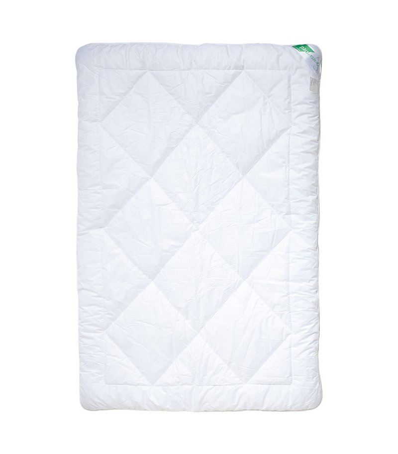 Rechteckige weiße Decke mit einem Diamantmuster, aus synthetischem Material gefertigt, mit einer glatten Textur und einem grünen Etikett in einer Ecke.