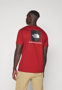 The North Face M SS BOX NSE TEE - T-shirts print - iron red