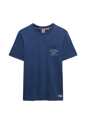 Granatowy T-shirt z krótkim rękawem i kieszenią z przodu z napisem "Superdry 54 State Ath" oraz małą metką marki w pobliżu brzegu.