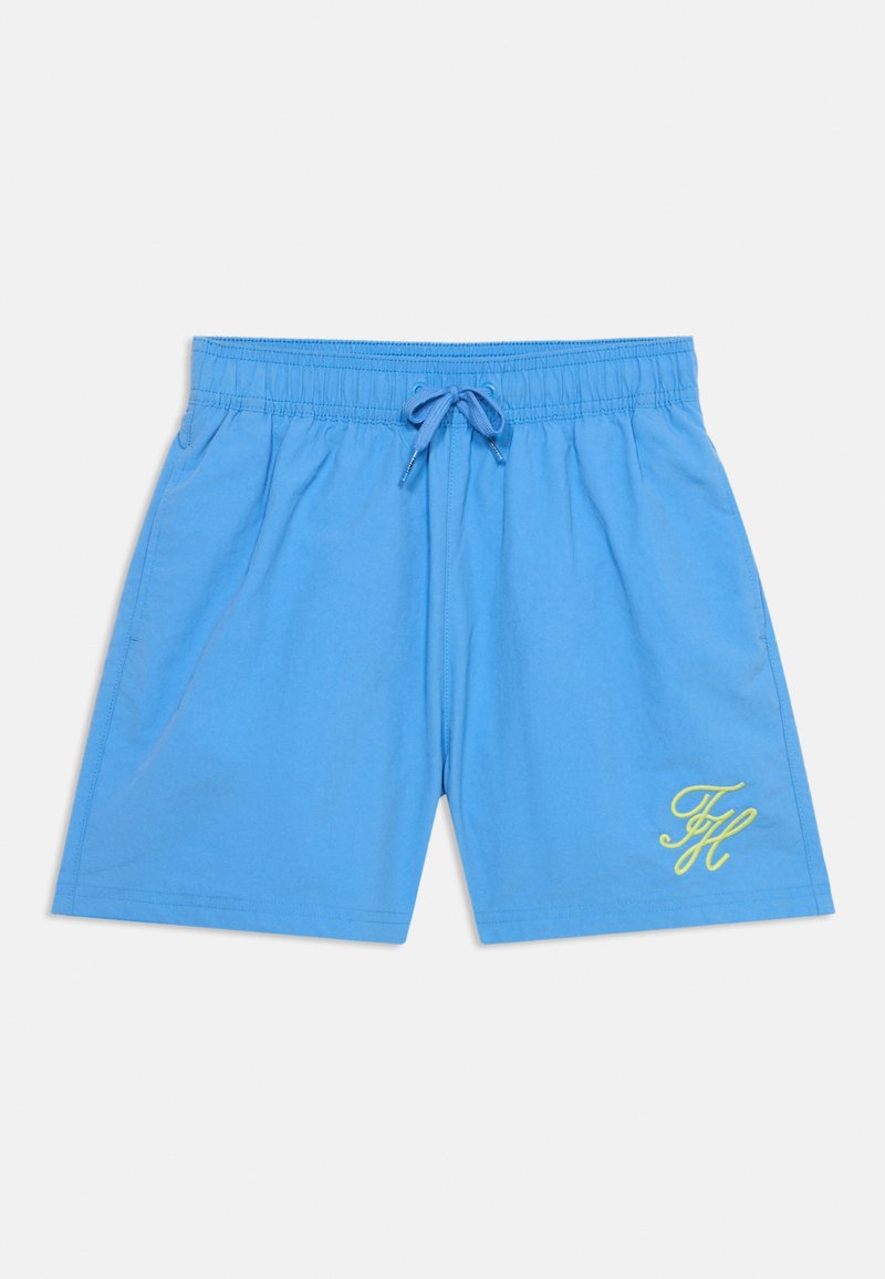 Μπλε σορτς με ελαστική μέση και κορδόνι, με κίτρινα κεντημένα αρχικά "TH" στο κάτω δεξί πόδι.