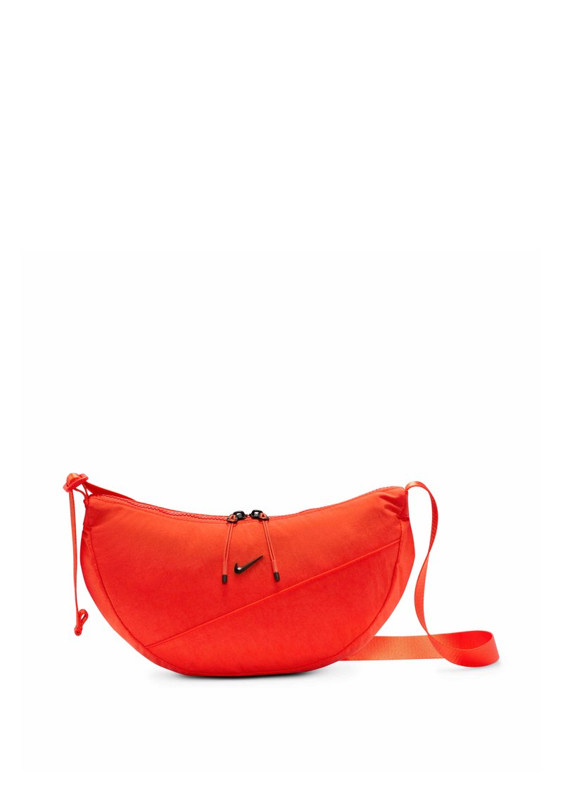 Borsa a tracolla rossa in nylon con forma curva, dotata di chiusura a doppio cordoncino, accento con logo nero e tracolla regolabile.