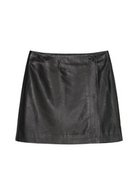Sort læder mini skirt med en glat tekstur, der har et indpakningsdesign og en knapdetalje i taljen. Enkel og tætsiddende silhuet.