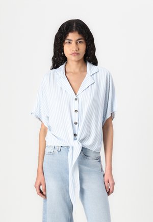 Camisa de botão, de mangas curtas, em azul claro com riscas brancas. Apresenta um design de frente knotted e um colarinho. Tecido suave com um corte confortável.