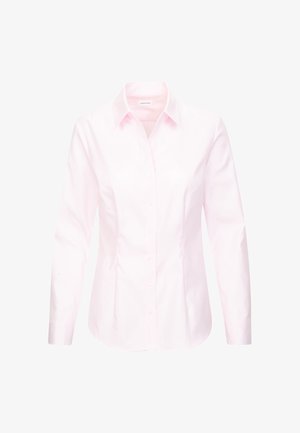 Lichtroze damesblouse met lange mouwen, knopen, kraag en aangesloten naden op een witte achtergrond.