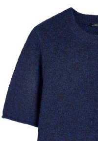 Krótki rękaw sweter dzianinowy w ciemnoniebieskim kolorze z miękkim, teksturowanym wykończeniem. Posiada okrągły dekolt i luźny krój. Brak widocznych wzorów lub akcentów.