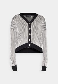 Cardigan tricoté à rayures noires et blanches, manches longues, cinq boutons blancs et bordures noires aux poignets, à l'ourlet et à l'encolure.