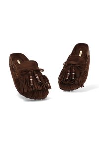 Zapatos mocasines de gamuza marrón con flecos y detalles decorativos de cuentas. Textura suave, diseño sin cierres, punta redondeada y plantilla acolchada.