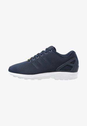 Granatowy sportowy sneaker z siateczkową cholewką, trzema czarnymi paskami z boku, czarnym wsparciem pięty i białą amortyzowaną podeszwą.