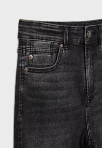 Zwarte denim jeans met een hoge taille, contrasterende stiksels, een voorzak en zichtbare metalen klinknagels. Gladde textuur en strakke pasvorm.