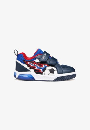 Zapatillas deportivas infantiles azul marino con detalles en rojo, con un gráfico de un balón de fútbol y diseño de llamas. Correa de velcro y parte superior de malla texturizada.