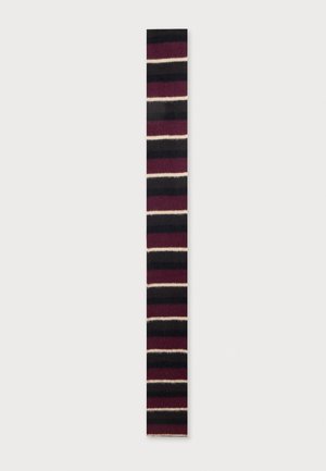 Lang, smal tørklæde med vandrette striber i sort, mørkerød og tynde hvide linjer på en ensfarvet lys baggrund.