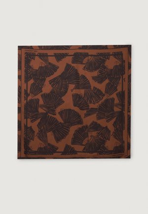 Tissu brun présentant un motif de feuilles en brun foncé. Le design est encadré par une bordure plus sombre, mettant en valeur les formes et textures détaillées des feuilles.