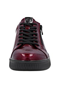 Baskets en cuir verni bourgogne avec des lacets noirs, fermeture éclair sur le côté, semelle en caoutchouc noir texturé et design à bout rond.