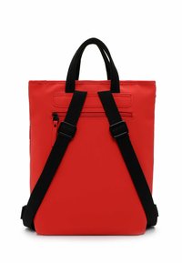 Roter Nylon-Rucksack mit verstellbaren schwarzen Trägern, doppelten oberen Griffen und einer mit Reißverschluss versehenen Fronttasche. Glatte Textur mit minimalistischem Design.