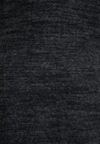 Tissu texturé gris foncé avec un motif côtelé horizontal subtil et une apparence douce.
