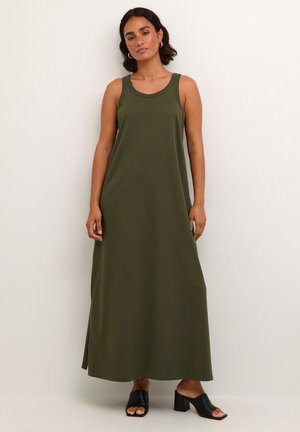 Robe maxi vert olive en tissu léger, avec une coupe décontractée, sans manches et une fente sur le côté pour faciliter les mouvements.