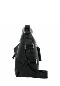 Schwarze Leder-Umhängetasche mit strukturierten Oberflächen, verstellbarem Trageriemen, silbernen Beschlägen und einer seitlichen Reißverschlusstasche.