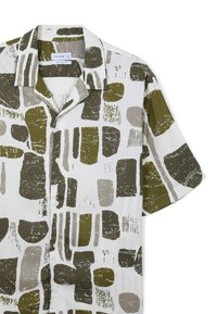 Camicia a maniche corte in tessuto leggero, con sfondo bianco e motivi astratti di pennellate color oliva e grigio.
