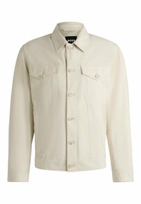 Ljus beige denimjacka med en klassisk krage, knappstängning framtill, två bröstfickor och subtila sömdetaljer. Slät textur.
