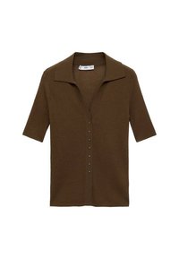Hnědý cardigan s krátkým rukávem a plochým límcem, který má zapínání na knoflíky zdobené malými kovovými knoflíky a ribbed texturou.