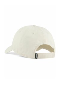 Lyse beige kasket med en buet skygge, lavet af tekstureret stof, med et sort Puma-mærke på den justerbare rem bagpå.
