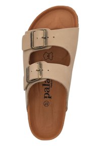 Beige sleehak sandaal met twee verstelbare banden en metalen gespen. Gemaakt van zacht materiaal met een gestructureerde binnensol en een gebogen zool.
