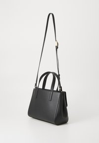 Sac à main en cuir noir avec deux poignées supérieures et une bandoulière amovible. Design structuré, texture lisse et accents en métal doré.