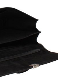 Borsa a mano in pelle nera con esterno liscio, più scomparti, dettagli di cucitura sottili e chiusura con fibbia argentata.