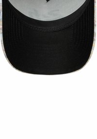 Casquette noire à visière courbée, avec un dessous à motifs de couleurs claires. Fabriquée en tissu avec une finition texturée.