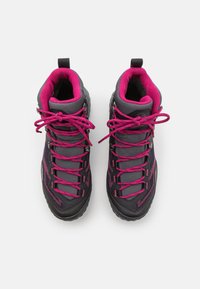 Mustat ja harmaat vaelluskengät, joissa on vaaleanpunaiset yksityiskohdat ja nauhat. Korkea varsi, teksturoitu materiaali ja tukevat pohjat.