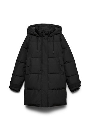 Manteau matelassé noir avec capuche, présentant des sections matelassées, une fermeture éclair frontale, deux poches latérales et des cordons ajustables.