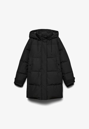 Manteau matelassé noir avec capuche, présentant des sections matelassées, une fermeture éclair frontale, deux poches latérales et des cordons ajustables.