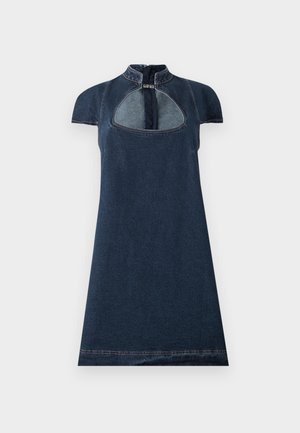 Denimklänning med hög hals, korta ärmar och en frontdetalj med utskärning. Mörkblå färg med kontrasterande sömmar längs fållen.
