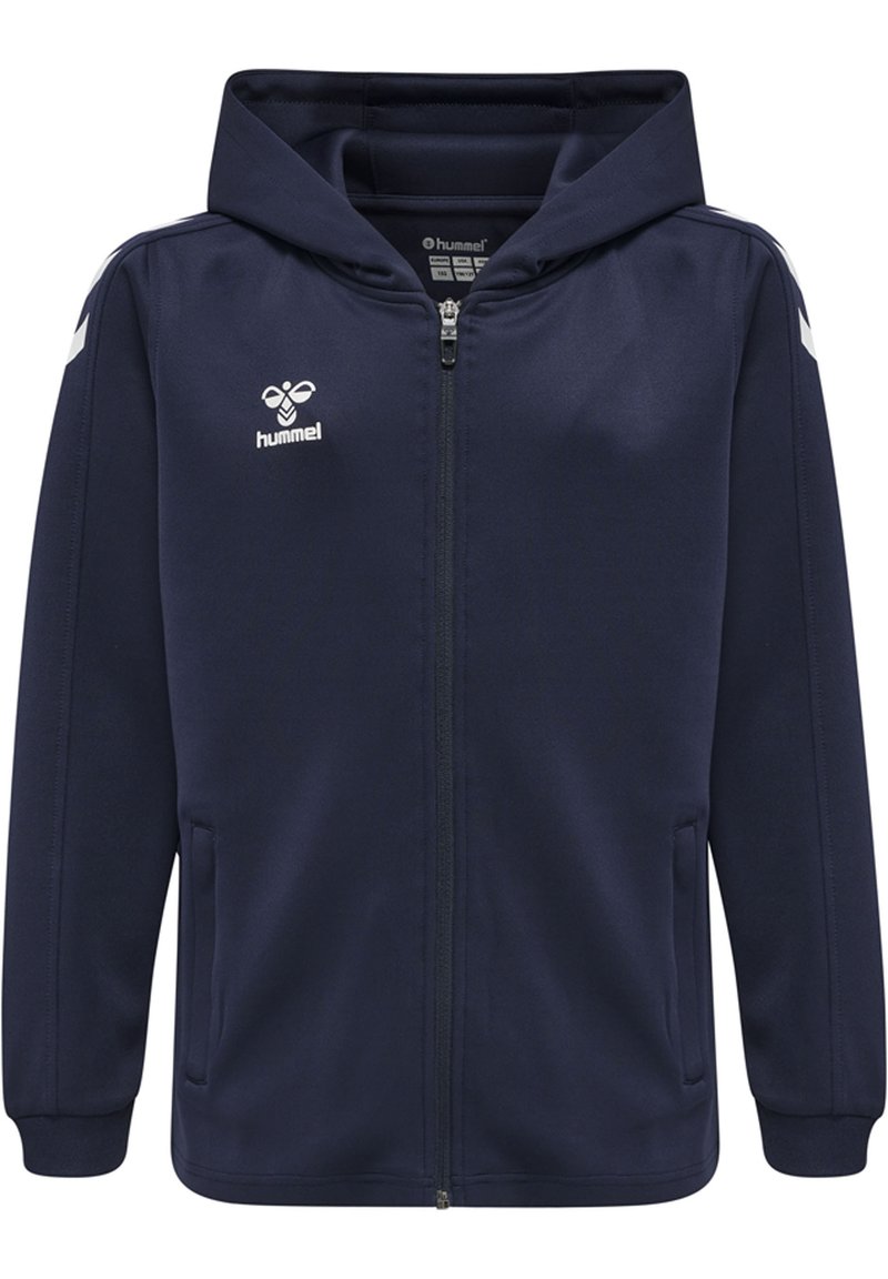 Felpa con zip di colore blu navy realizzata in morbido tessuto, dotata di cappuccio, tasche laterali e dettagli bianchi sulle spalle con un piccolo logo.