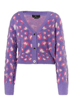 Cardigan scurt violet dintr-un material pufos, cu un model de leopard în roz și alb; are un decolteu în V și nasturi negri.