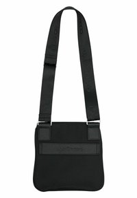 Czarna torebka na ramię wykonana z wytrzymałej tkaniny, wyposażona w regulowany pasek, tłoczone logo i kompaktowy, prostokątny kształt.