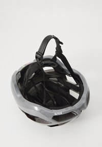Casque de vélo gris avec une surface lisse, des sangles ajustables et des trous de ventilation. Rembourrage intérieur pour le confort et le soutien.