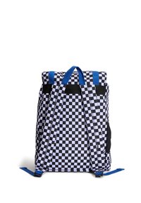 Mochila de cuadros en blanco y negro con correas azules, tirantes ajustables y un asa superior sobre un fondo blanco.