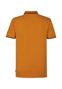 Oranžová polo košile s černým lemem na límci a rukávech, vyrobená z hladkého materiálu, s rovně zastřiženým lemem a krátkými rukávy.