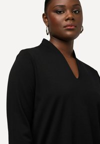 Ulla Popken À MANCHES 3/4 ET COL CALICE EN PIMA - Pitkähihainen paita - black