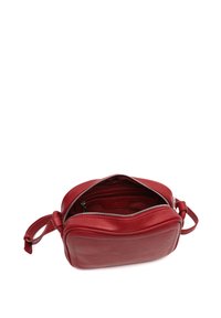 Borsa a tracolla rossa in pelle con forma rettangolare, chiusura con zip e tracolla regolabile. L'interno presenta una tasca con zip e rivestimento liscio.